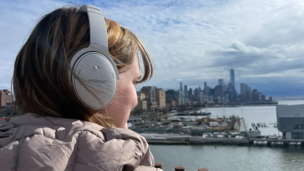 Noise-canceling headphones